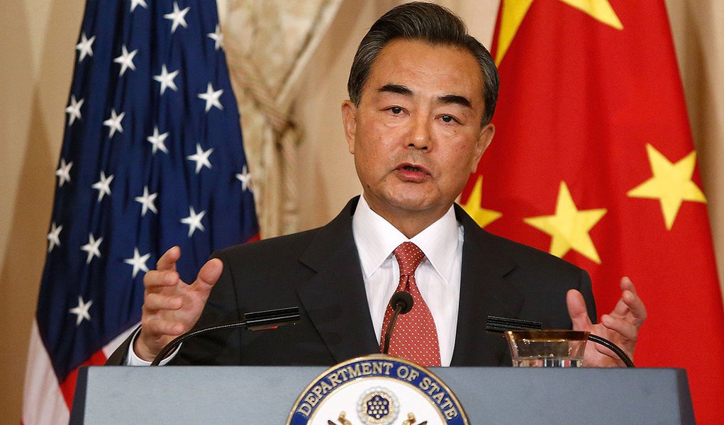 O chanceler chinÃªs, Wang Yi, pronuncia discurso antes de sua reuniÃ£o com o secretÃ¡rio de Estado norte-americano, John Kerry, na sede do Departamento de Estado, em Washington, nos EUA, nesta quarta-feira. 01/10/2014 REUTERS/Jonathan Ernst