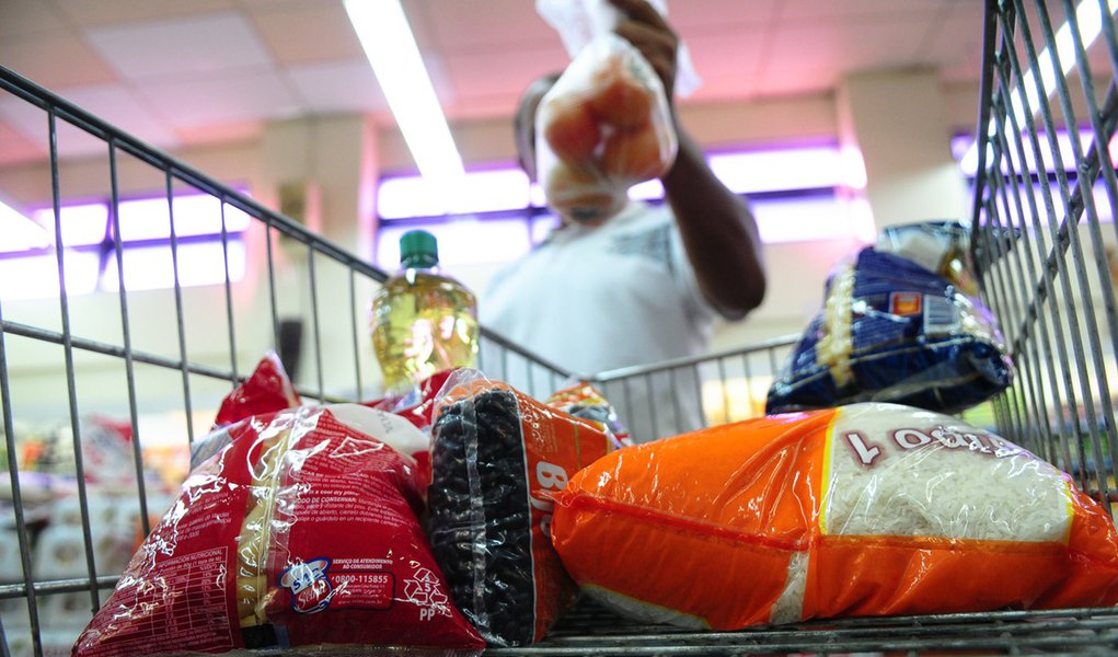 Preço da cesta básica cai pelo 2º mês seguido