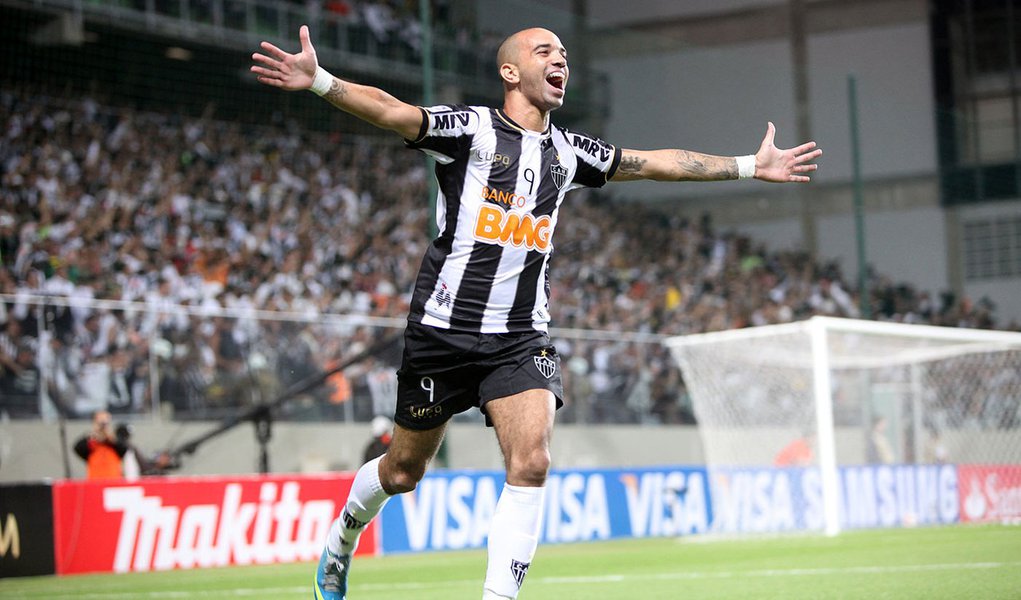 Galo goleia São Paulo e está nas quartas