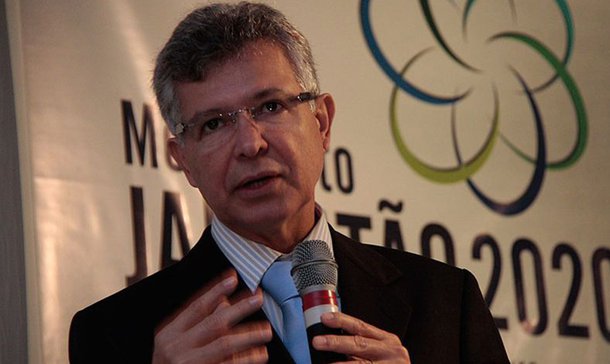 Prefeito renuncia ao 1º mandato por causa do 2º