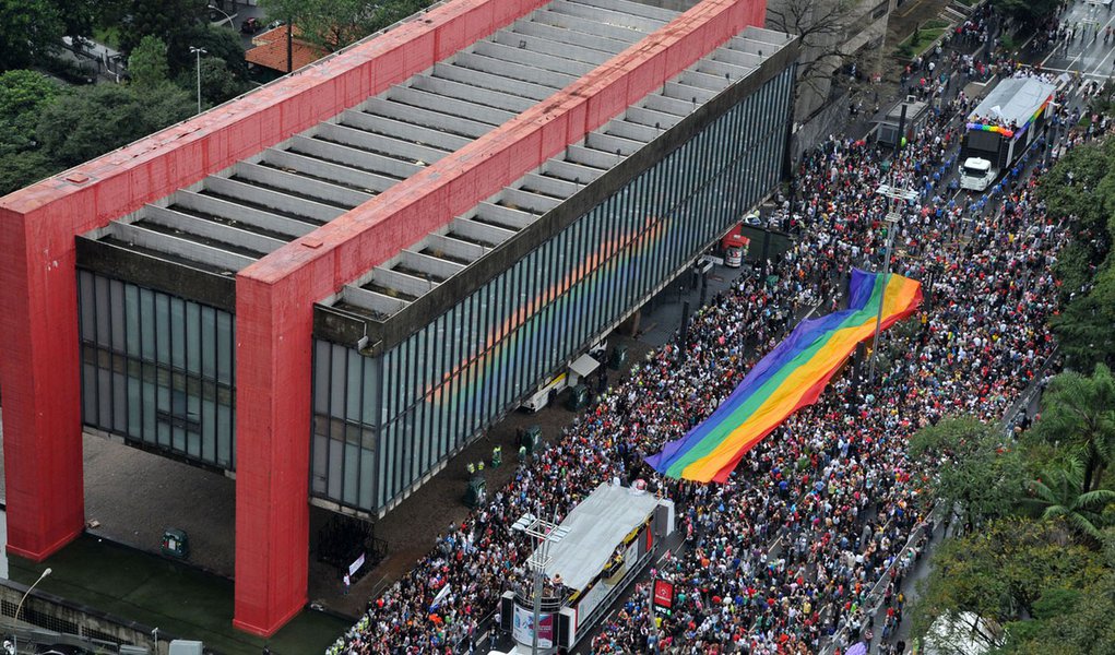 Parada do Orgulho LGBT leva milhares à Av. Paulista