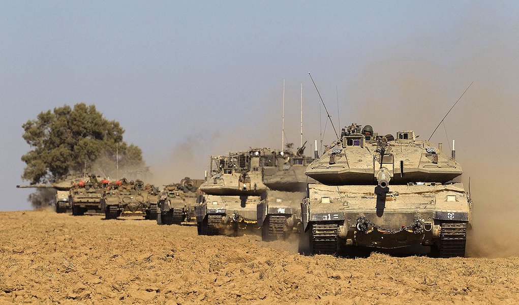 Comboio de tanques israelenses perto da fronteira com a Faixa de Gaza. 17/07/2014 REUTERS/Ronen Zvulun