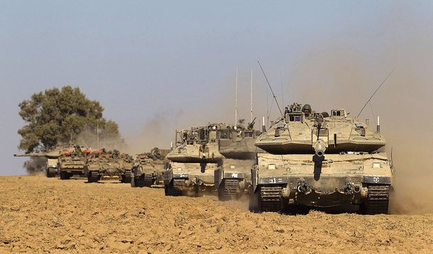 Comboio de tanques israelenses perto da fronteira com a Faixa de Gaza. 17/07/2014 REUTERS/Ronen Zvulun
