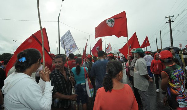 Manifestantes saem em passeata pelo Recife