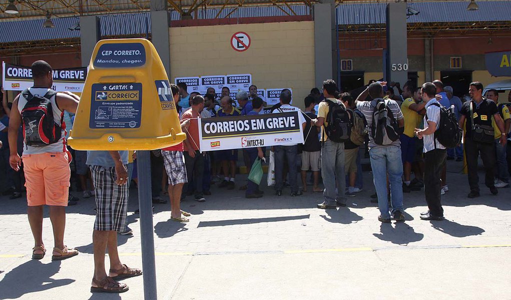 RIO DE JANEIRO,RJ,12.09.2013:GREVE/CORREIOS/BENFICA - Greve de funcionários da Empresa Brasileira de Correios e Telégrafos (ECT) na manhã desta quinta-feira (12), na Agencia de Correios em Benfica, zona norte de São Paulo (SP). Os serviços de entrega não 