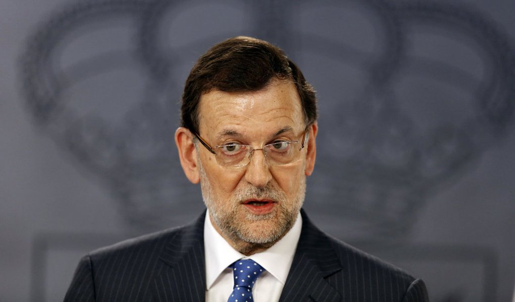 Premiê espanhol descarta renúncia por escândalo