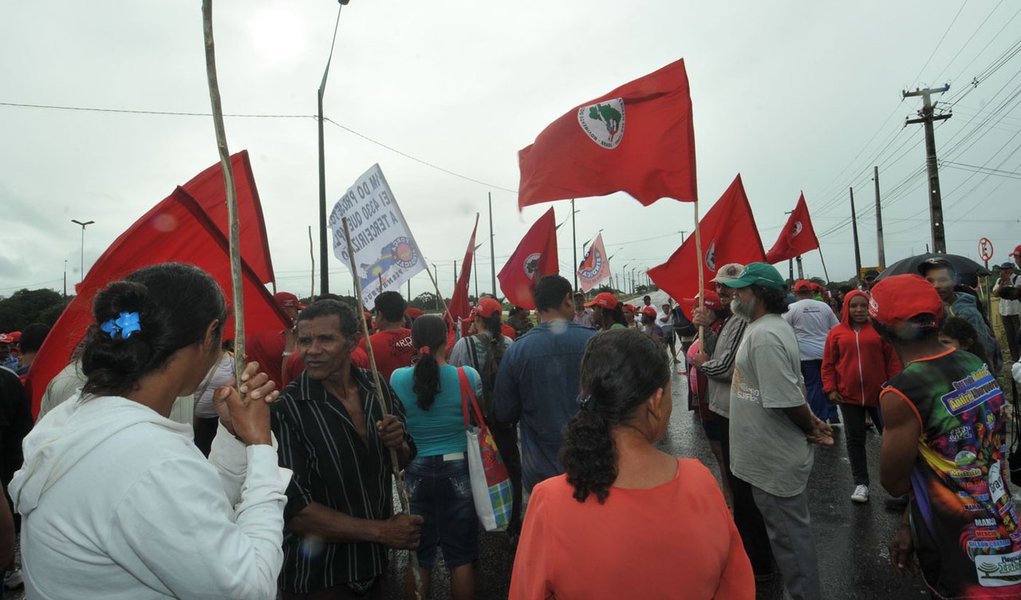Manifestantes saem em passeata pelo Recife