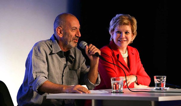 28.08.2013 - MINC - Ministra da Cultura Marta Suplicy empossa fundador do grupo Nós do Morro, na comunidade do Vidigal, no Rio de Janeiro, Guti Fraga como presidente da Funarte. Foto: Pércio Campos.