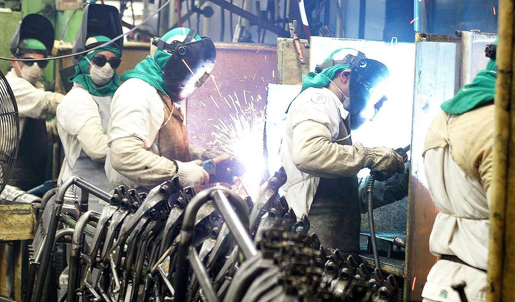 Manaus - A produção industrial recuou em outubro em dez dos 14 locais pesquisados pelo IBGE Foto: Arquivo ABr 