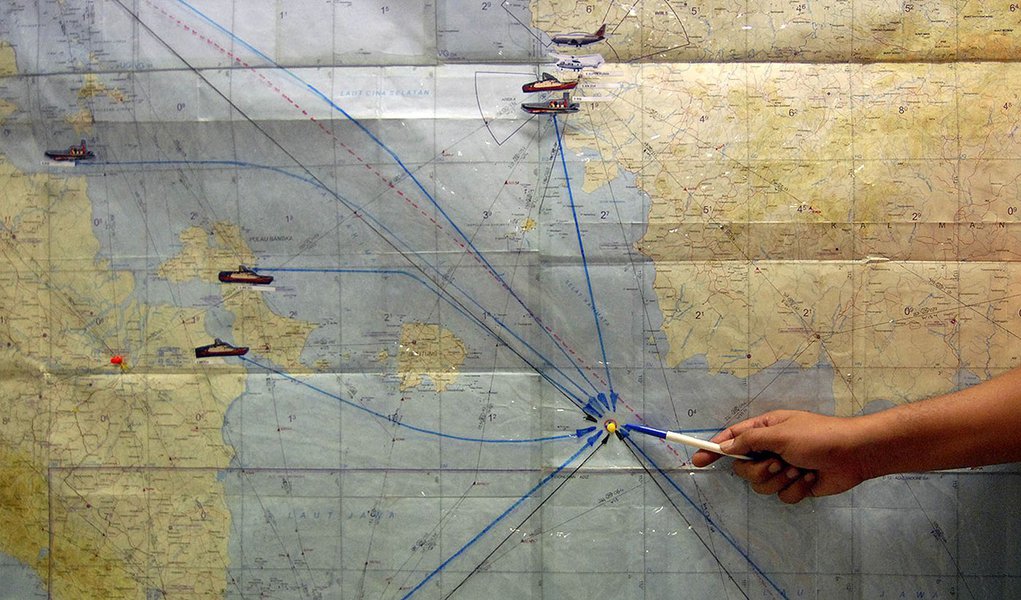Uma autoridade aponta para a Ã¡rea das operaÃ§Ãµes de busca pelo aviÃ£o da Air Asia que operava o voo QZ 8501, no Aeroporto Internacional Juanda, em Surabaya, na IndonÃ©sia, nesta terÃ§a-feira. 30/12/2014 REUTERS/M Risyal Hidayat/Antara Foto