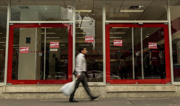 RF9952 São Paulo,SP, Brasil, 01.10.2014 - Cidades - Greve Bancária - Segundo dia de greve dos bancos onde a categoria reinvidica reajuste salarial de 12,5% e melhores condições de trabalho. Na foto agência Bradesco  da Av. Paulista. Foto: Robson Fernandje
