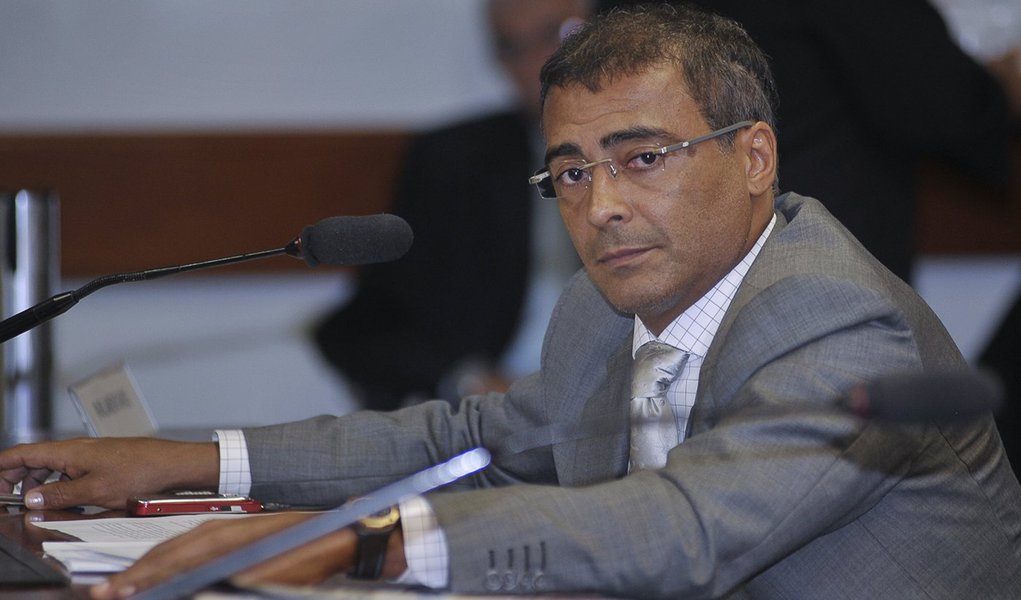 'Eu sou negro', afirma Romário em resposta a Tiburi