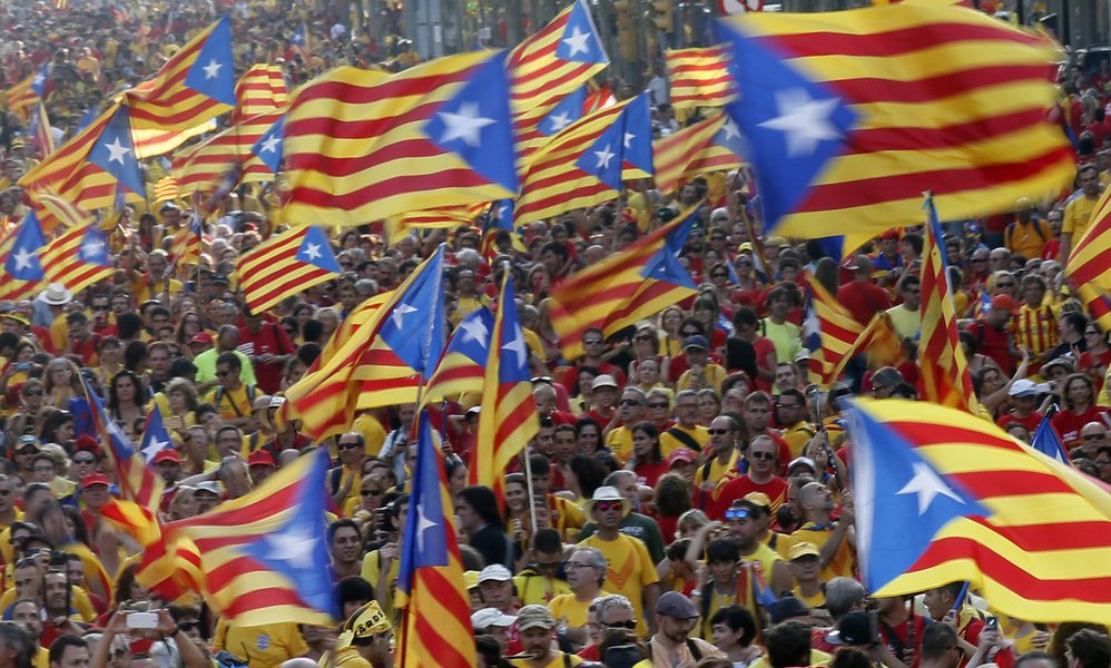 Pessoas levantam bandeiras da Catalunha em manifestação que marcou o dia da Catalunha. Centenas de milhares de catalães eram esperados nas ruas para pedir o direito de decidir por voto uma eventual separação da Espanha. 11/09/2014.REUTERS/Albert Gea