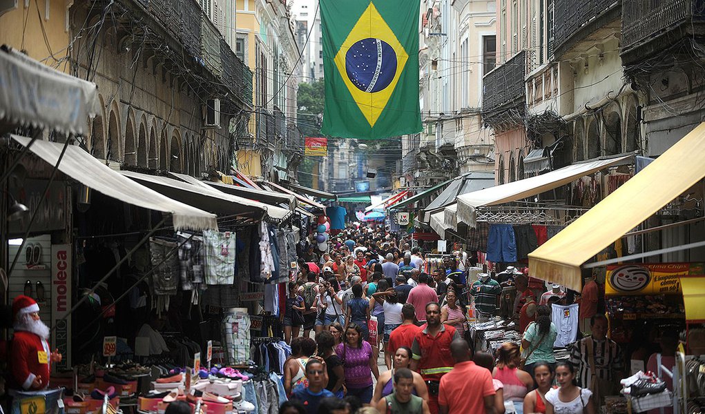 Rio de Janeiro - Milhares de pessoas vão às ruas do Saara (Sociedade de Amigos das Adjacências da Rua da Alfândega) para compras de natal no tradicional centro de comércio popular do Rio de Janeiro.