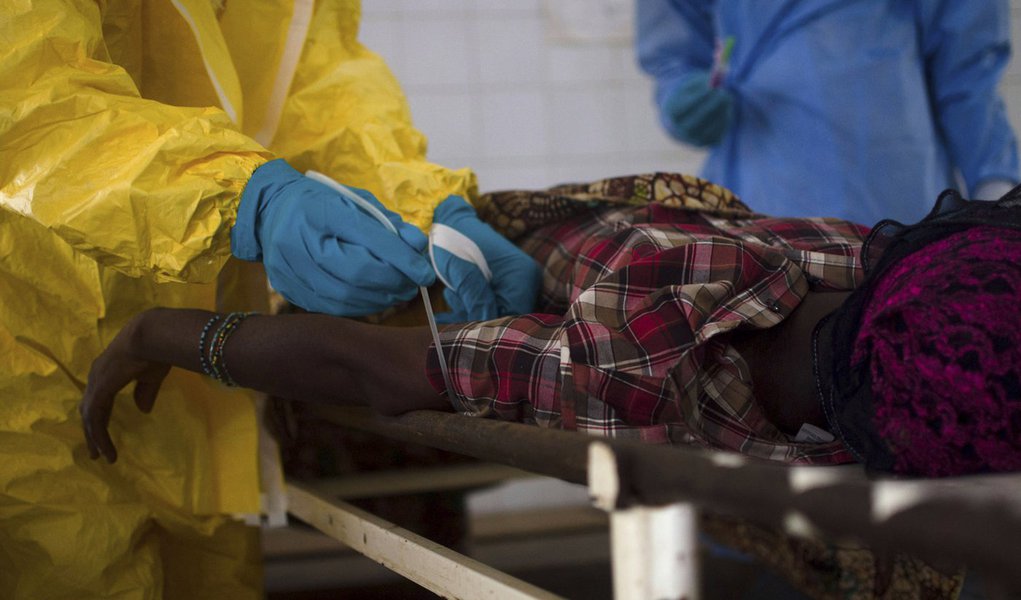 Paciente supostamente com Ebola em hospital de Kenema, na GuinÃ©. 10/07/2014 REUTERS/Tommy Trenchard