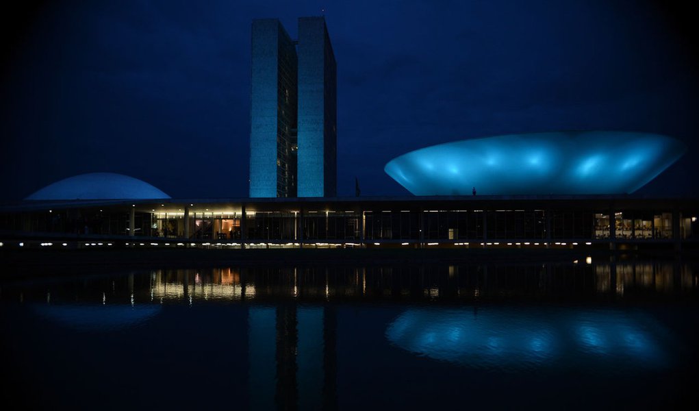 O Congresso Nacional promoveu hoje duas homenagens ao Novembro Azul, campanha de conscientização sobre o câncer de próstata, que ocorre durante todo este mês. A primeira foi uma sessão solene para lembrar a importância da prevenção da doença. Logo após, o