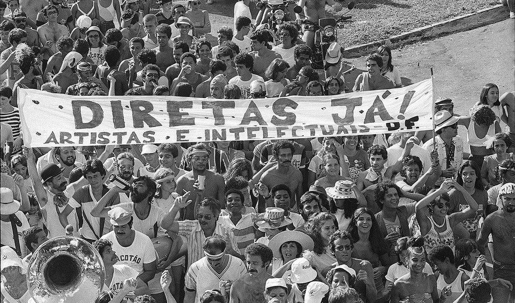 Brasil, Brasília, DF, 23/04/1984. Manifestação pedindo eleições diretas (Diretas Já) em Brasília (DF). Contato: 08.184.01 - Negativo: 840784/S.3(17) - Crédito:ARQUIVO/ESTADÃO CONTEÚDO/AE/Código imagem:133806