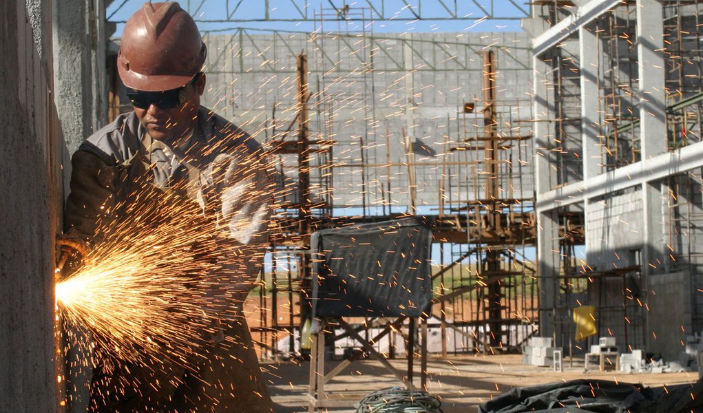 Taxa de desocupação registra queda de 7,4%