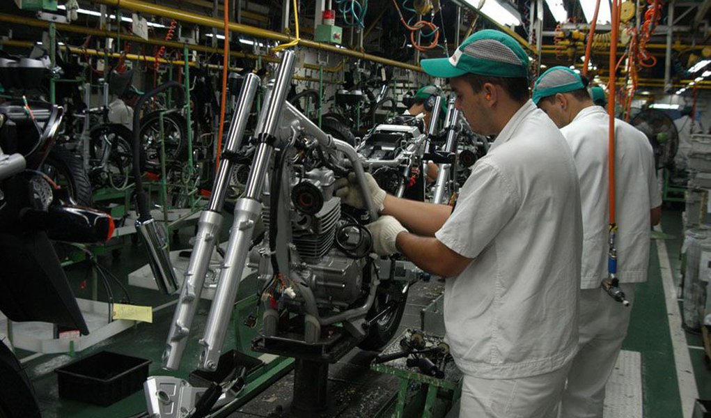 Emprego na indústria fica estável em novembro