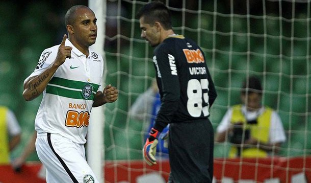 Atlético-MG toma 1 a 0 do Coxa e praticamente dá adeus ao título