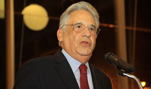 SP - FHC/BIOGRAFIA/RUTH CARDOSO  - POLÍTICA - O ex-presidente Fernando Henrique Cardoso participa do lançamento do livro "Ruth Cardoso-Fragmentos de Uma Vida", do escritor araraquarense Ignácio de Loyola Brandão, no Teatro   Municipal de Araraquara, no in