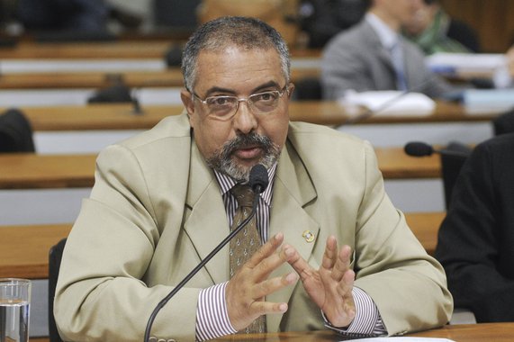 Paim pede atenção aos direitos dos domésticos
