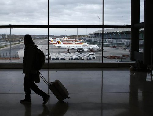 Passageiro no terminal 4 do aeroporto de Barajas, em Madri. 04/03/2013 REUTERS/Juan Medina