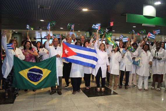 PE - CHEGADA M�DICOS CUBANOS EM RECIFE - GERAL - Chegada dos primeiros m�dicos cubanos no Aeroporto Internacional de Recife, em Pernambuco, na tarde deste s�bado (24). Eles vem ao Brasil para integrar o programa do governo federal Mais M�dicos. 17/05/2009