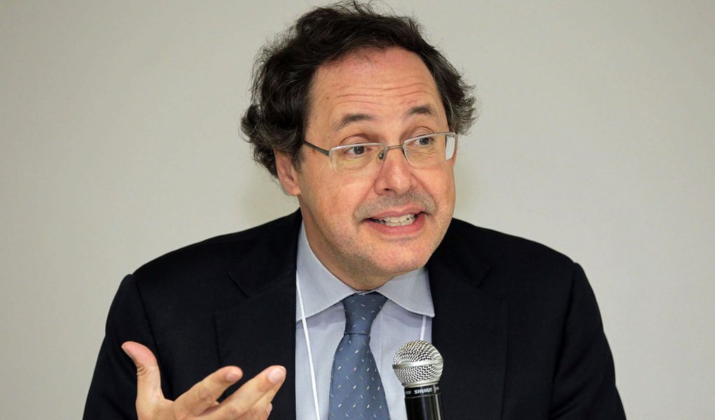 Palestra de Eduardo Gianetti – Curso de Lideranças .
Curitiba 24-07-2014.    foto Mauro Frasson.