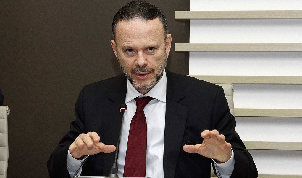 Coutinho fala de uma retomada em U da economia