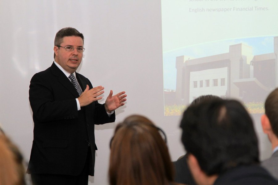 Em Londres, Anastasia pede PSDB mais "pró-ativo"