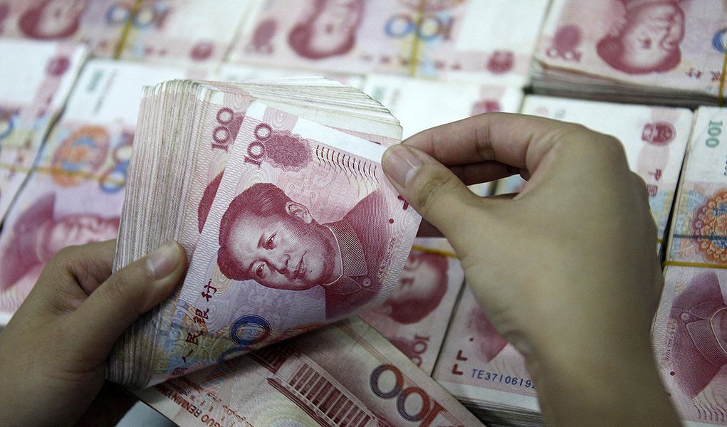 An employee counts Yuan banknotes at a branch of Industrial and Commercial Bank of China in Huaibei, Anhui in this August 3, 2010 file photo. China's central bank raised interest rates on December 25, 2010, the second rise in just over two months, steppin
