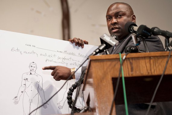 O advogado da família Brown, Daryl Parks, comentam a autópsia feita no corpo de Michael Brown, nesta segunda-feira. 18/08/2014 REUTERS/Mark Kauzlarich