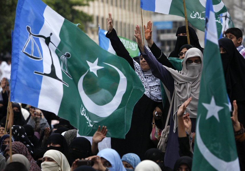 Ex-primeiro-ministro declara vitória em eleição no Paquistão