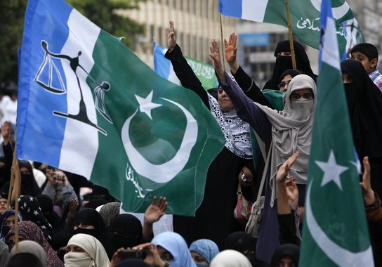 Ex-primeiro-ministro declara vitória em eleição no Paquistão