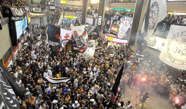 Despedida de torcida do Corinthians deixa emoção e confusão