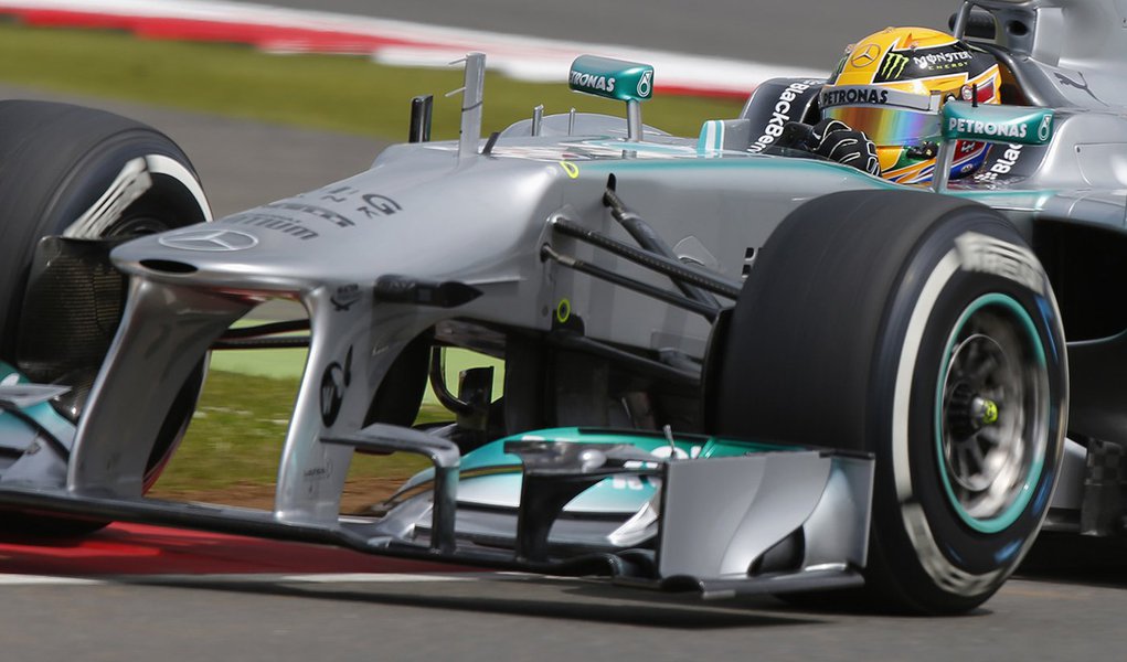 Hamilton garante a pole em Silverstone