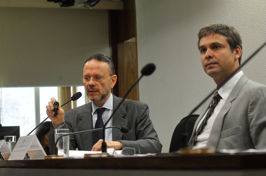 Luciano Coutinho defende investimentos do BNDES