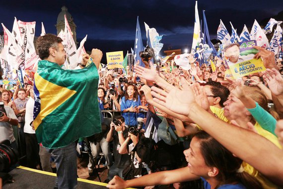 O candidato à Presidência da República pela Coligação Muda Brasil, Aécio Neves, participou, nesta quarta-feira (22/10), na Praça da Estação, em Belo Horizonte (MG). Aécio estava acompanhado da mãe Inês Maria, do senador ele Antonio Anastasia (PSDB-MG), li