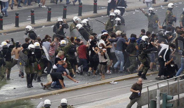 Polícia enfrenta manifestantes em visita de Merkel à Grécia
