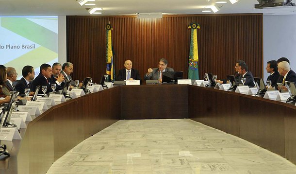 Pimentel: "robustez fiscal" para crescer 4% em 2013