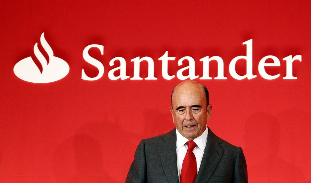 Santander lucra menos, mas só ganha no Brasil