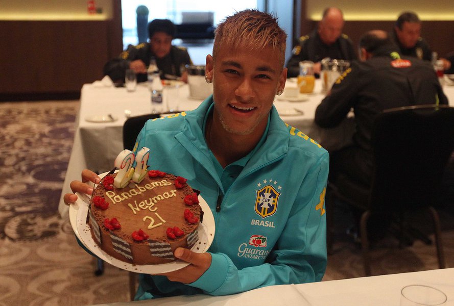 Neymar celebra aniversário com a seleção, em Londres