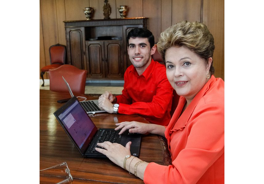Brasília - DF, 27/09/2013. Presidenta Dilma Rousseff durante encontro com Jeferson Monteiro criador do Dilma Bolada. Foto: Roberto Stuckert Filho/PR.