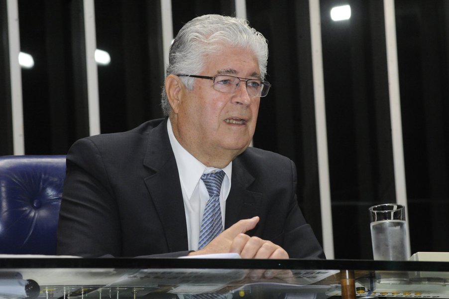 Presidente da sessão, senador Roberto Requião (PMDB-PR)