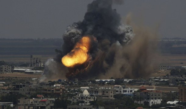 Israel bombardeou dezenas de alvos na Faixa de Gaza nesta terÃ§a-feira, apÃ³s uma onda de ataques palestinos com foguetes contra cidades do paÃ­s, intensificando assim uma ofensiva contra o Hamas. 08/07/2014 REUTERS/Ibraheem Abu Mustafa