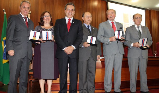 OAB homenageia ex-presidentes com medalha de honra