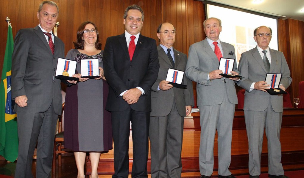 OAB homenageia ex-presidentes com medalha de honra