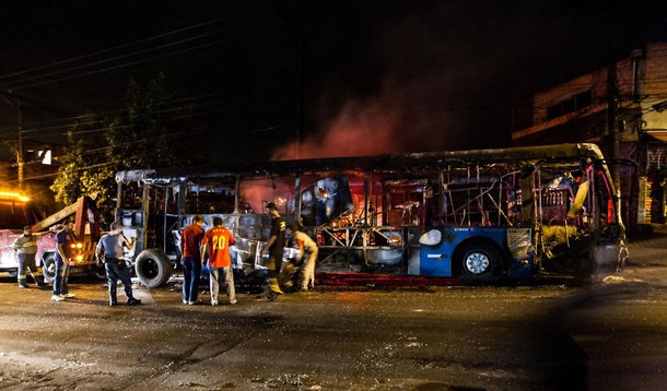 Em SP, dois ônibus são incendiados na zona sul