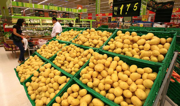 RIBEIRÃO PRETO, SP, BRASIL, 07-07-2011: Banca de batata em supermercado de Ribeirão preto.Os preços dos produtos que compõem a cesta básica em Ribeirão Preto tiveram aumento de 0,38% de maio até 18 de junho, segundo levantamento do Departamento de Economi